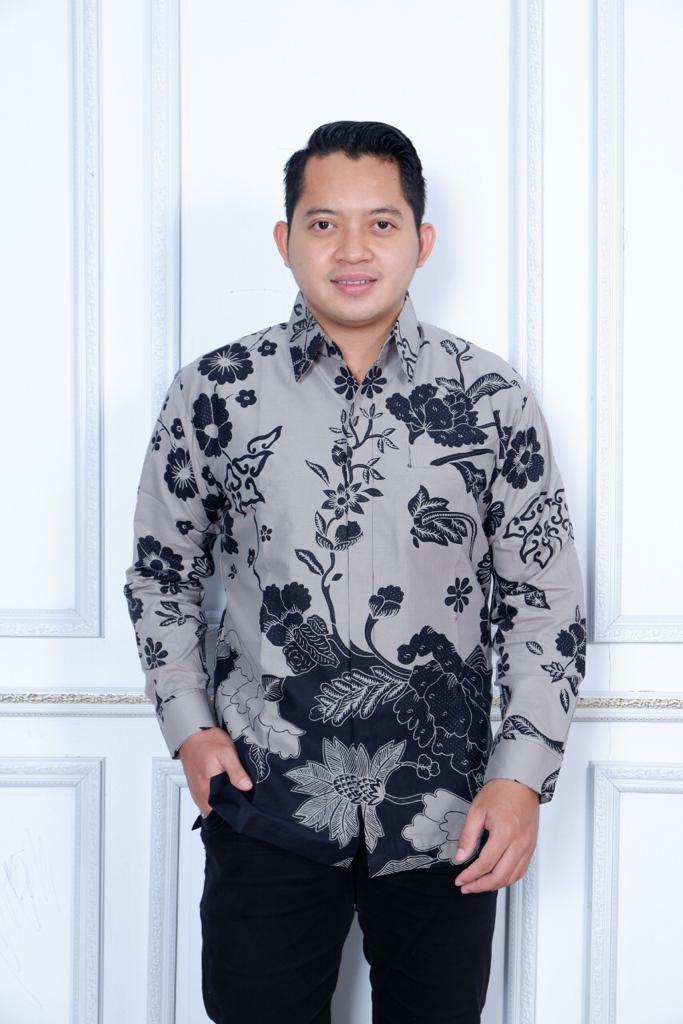 cover-BUNGA ABU Kemeja Batik Pria Solo Lengan Panjang Lapis Furing BY BATIKSOLOAMANAH-1