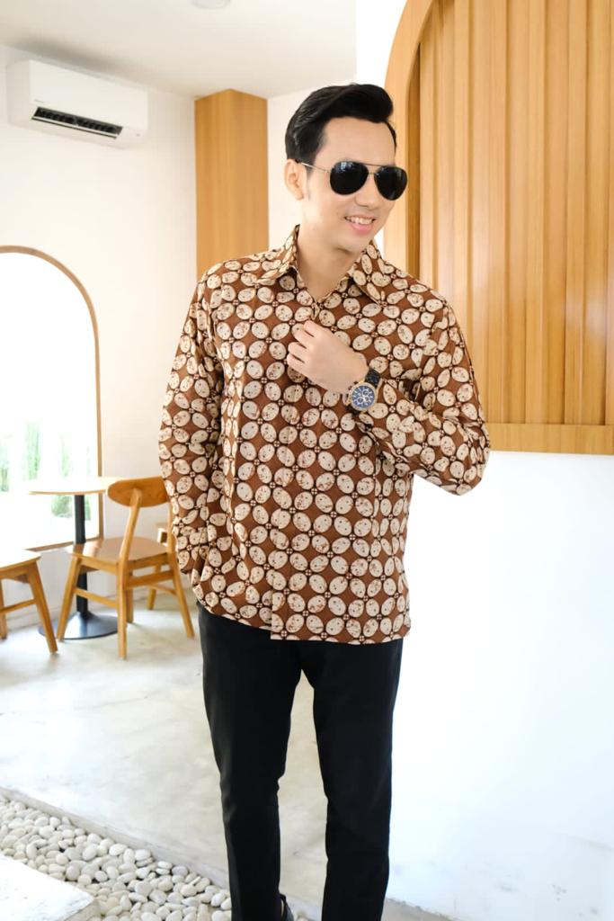cover-KAWUNG COKLAT Kemeja Batik Pria Solo Lengan Panjang Lapis Furing BY BATIKSOLOAMANAH-1