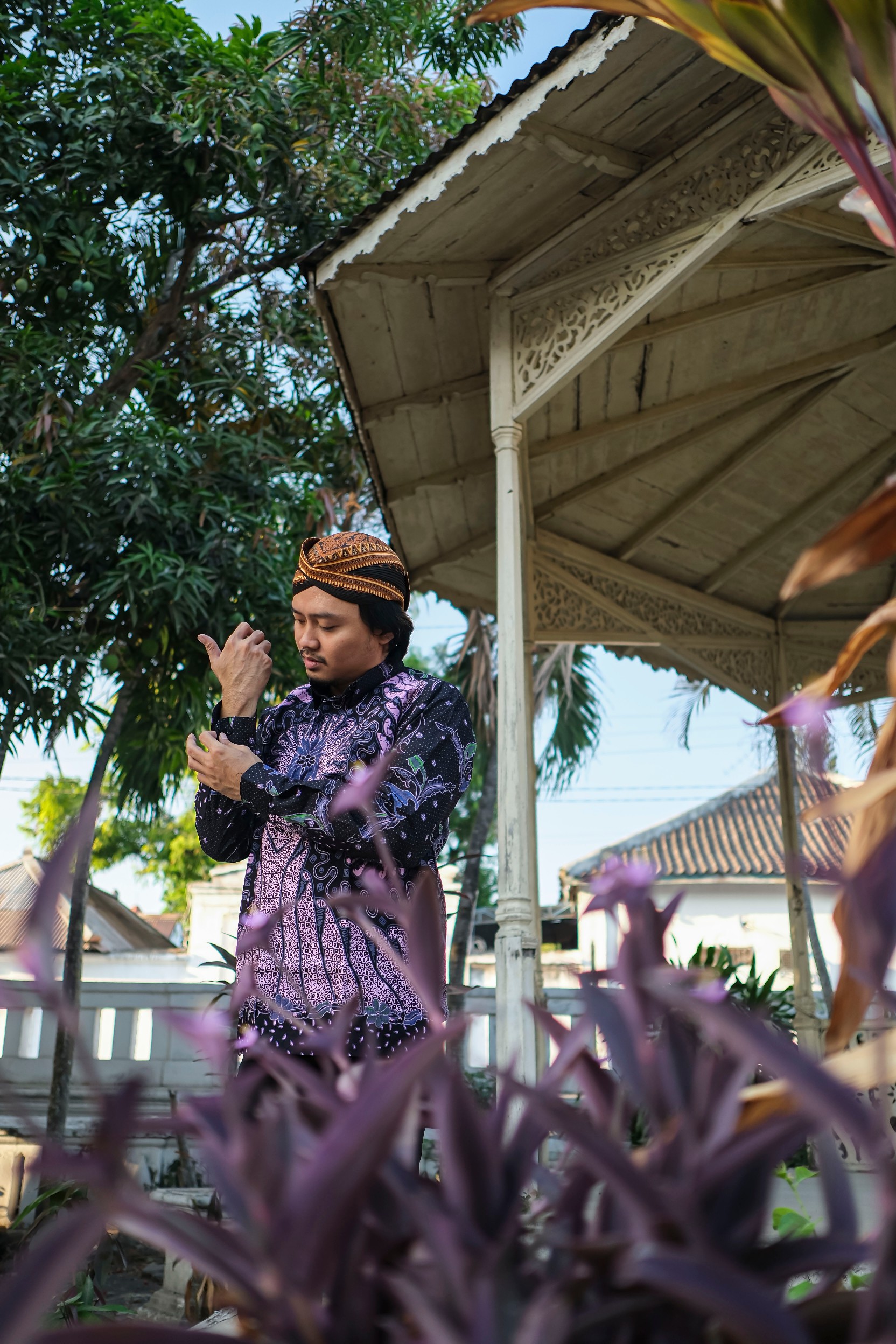img-GITARJA UNGU LILAC Kemeja Batik Pria Solo Lengan Panjang Lapis Furing BY Mbahblangkonsolo-5