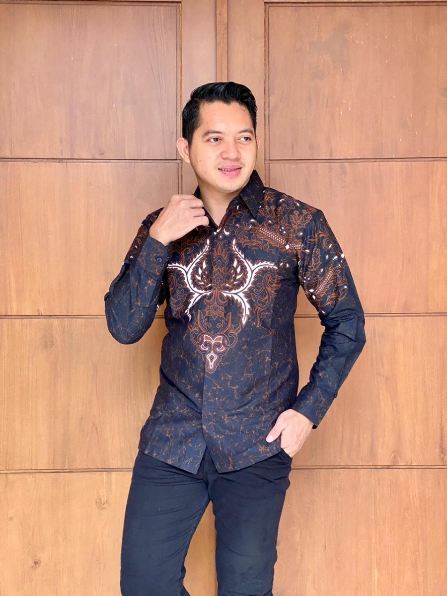cover-ANDHARA Kemeja Batik Motif Pria Hitam Bahan Katun Full Furing BY BATIKSOLOAMANAH-1