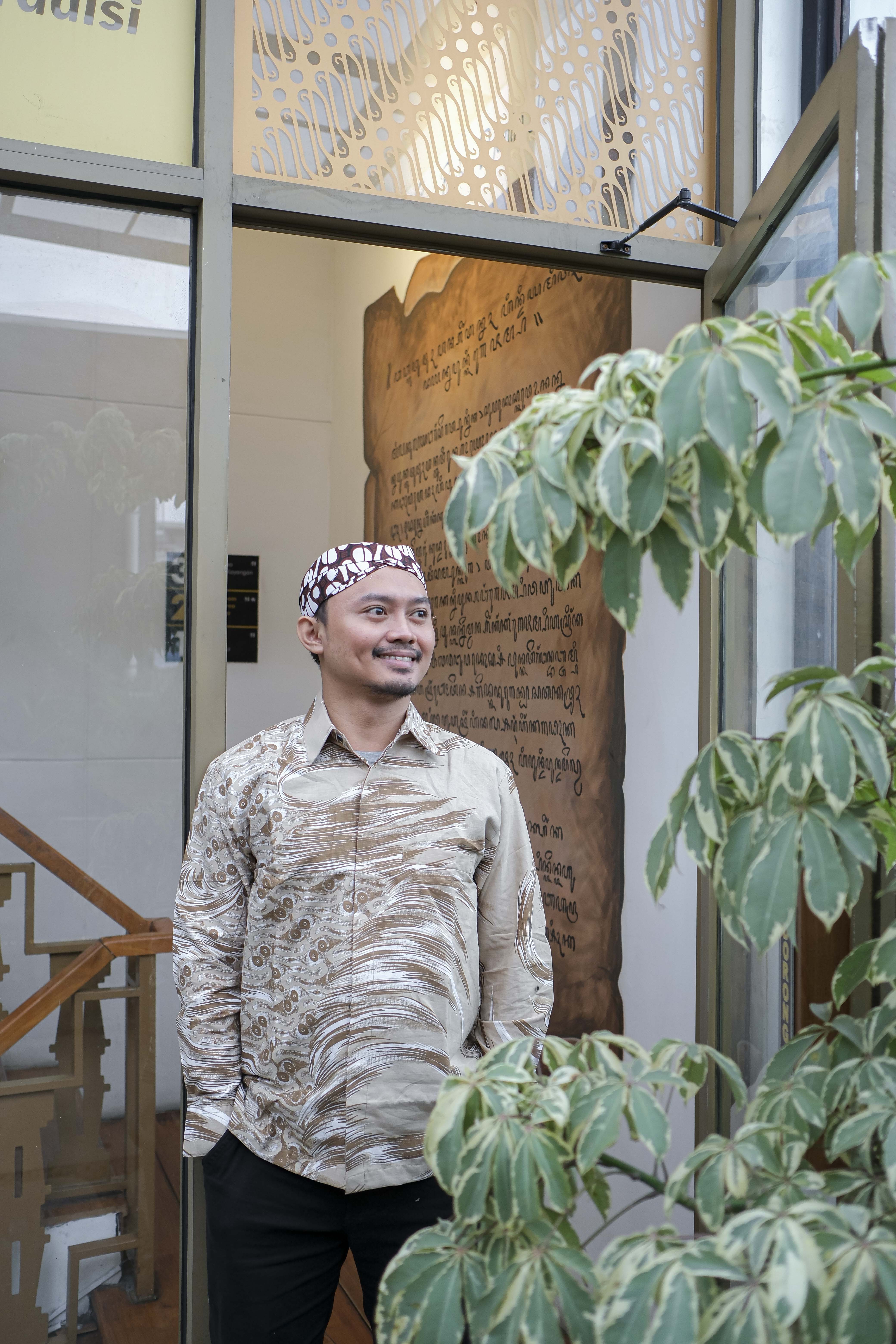 cover-PRAJA ABSTRAK CREAM Kemeja Batik Pria Solo Lengan Panjang Lapis Furing BY Mbahblangkonsolo-1