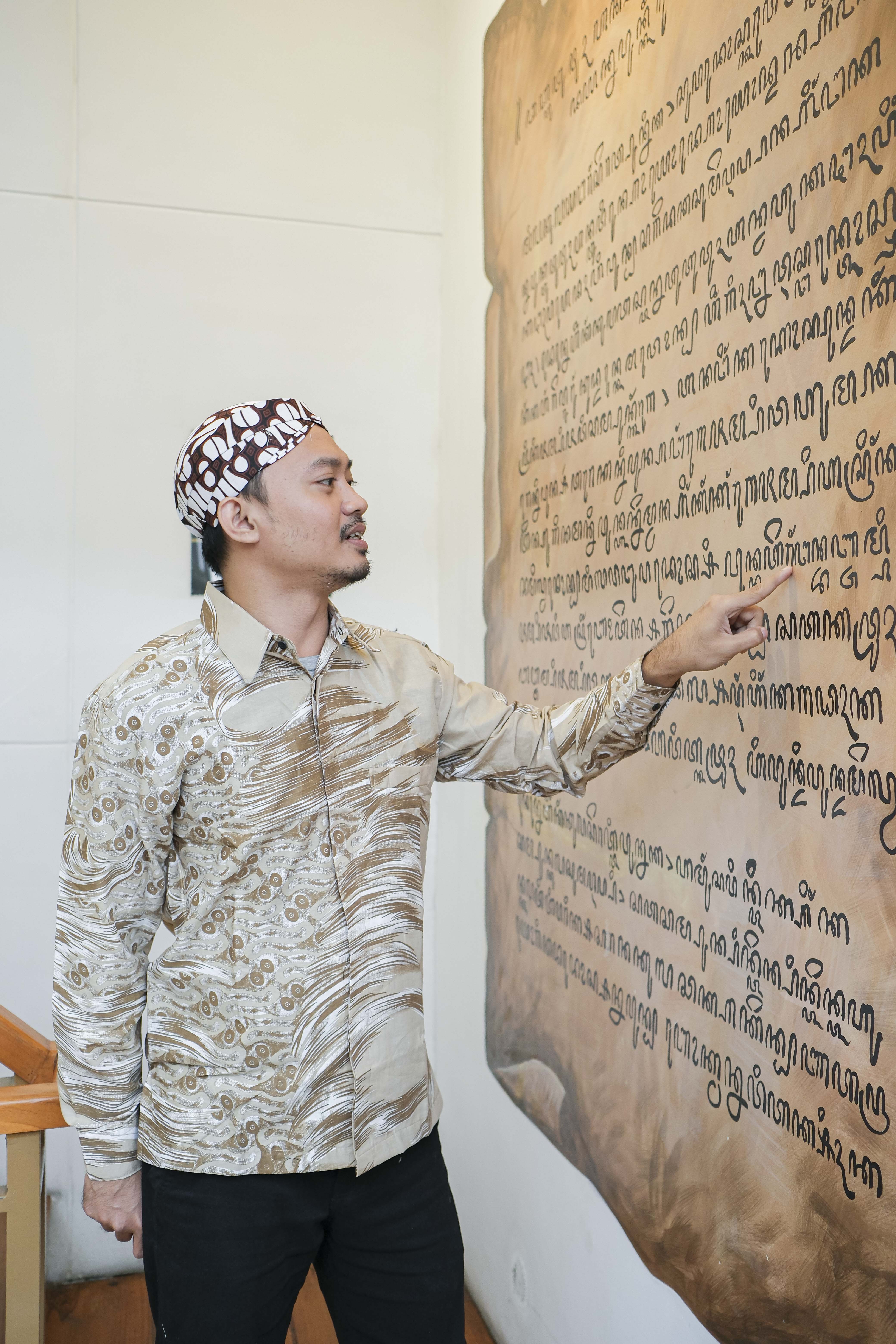 img-PRAJA ABSTRAK CREAM Kemeja Batik Pria Solo Lengan Panjang Lapis Furing BY Mbahblangkonsolo-3